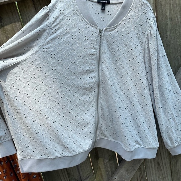 Torrid Light Grey Perforated Zip Up Bomber Jacket in Eyelet Stone Size 5X - Picture 8 of 14